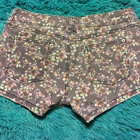 Floral Jean shorts size 7 - Picture 5 of 5